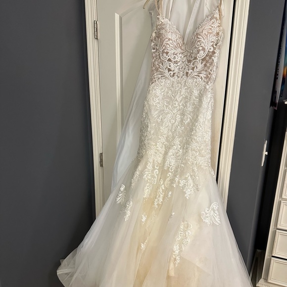 Lace Bodice Wedding Dress. Mermaid Style Bottom. Size 6, fits like a 4 - Picture 1 of 16